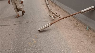 العناية الإلهية تنقذ المارة بعد سقوط عمودي إنارة بطريق مصر أسيوط الزراعي