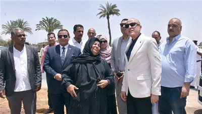  وعد فأوفى.. محافظ الأقصر يزور الحاجة وهيبة سيدة الميكروباص ويلبي دعوتها |صور