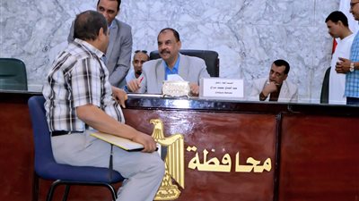 محافظ سوهاج يعقد اللقاء الجماهيري الأسبوعي للاستماع إلى شكاوى وطلبات المواطنين