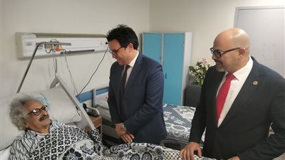 وزير الثقافة يزور الكاتب صنع الله إبراهيم بعد خضوعه لجراحة أمس