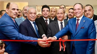 رئيس هيئة النيابة الإدارية يُهدي درع لنائب محافظ سوهاج خلال افتتاح مقر ساقلتة 