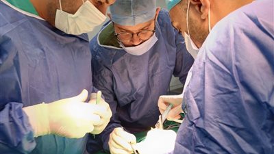 نجاح عملية جراحية معقدة بمجمع السويس الطبي لإعادة توصيل مجرى البول لشاب