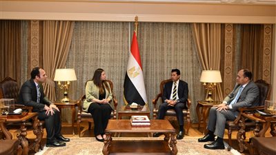 وزير الشباب والرياضة يبحث سبل التعاون مع ممثل الدوري الإسباني 