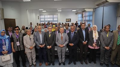 رئيس جامعة السويس يفتتح فعاليات المؤتمر الأول لطلاب كلية التربية |صور