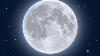 بعد اكتماله.. كم تبلغ إضاءة القمر الليلة في السماء؟