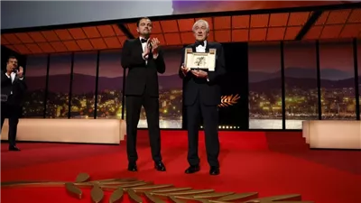 بكى على المسرح.. دي كابريو يمنح روبرت دي نيرو السعفة الذهبية بمهرجان كان