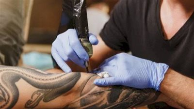 سائلة تقول : لو عملت تاتو (وشم) مؤقت حرام؟ … الإفتاء تجيب