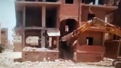 إزالة عقار آيل للسقوط بمدينة الصفا بعتاقة السويس حفاظًا على أرواح المواطنين