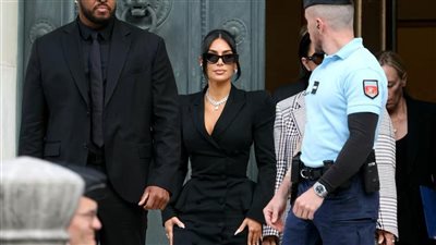 ١٠ مليون دولار “كيم كارداشيان” تتألق في محكمة باريس بعقد ألماس