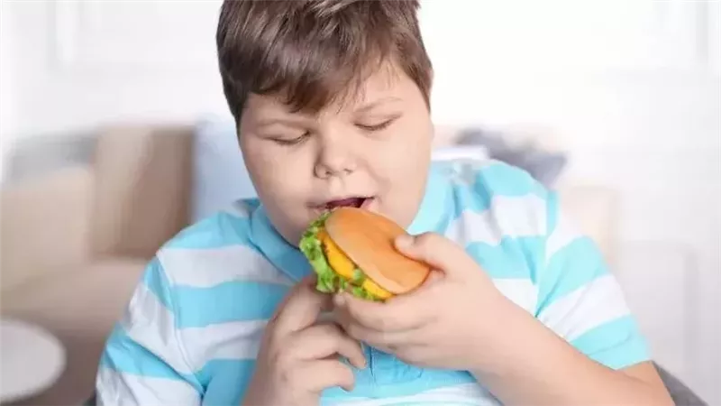 صورة لطفل يأكل