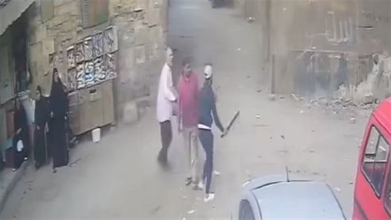 شاب يحمل سلاح بباب