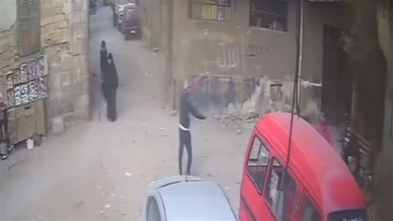 شاب يحمل سلاح في