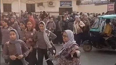 مديرة مدرسة تساعد الطالبات علي عبور الطريق تثير جدلا .. والتعليم ترد 