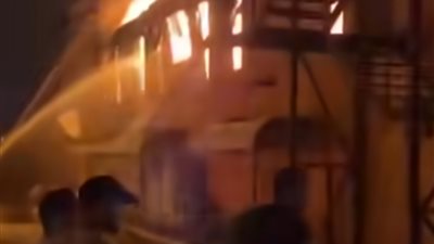 السيطرة علي حريق هائل شب في مصنع بالعاشر