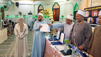 أوقاف حي شرق أسوان تكرم حفظة القرآن بالمسجد العمري