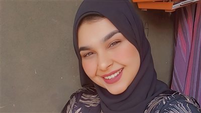 نور الهدي.. فتاة موهوبة تصنع الورد ومستلزمات العروسة بأقل تكلفة