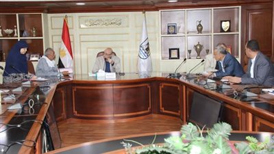 محافظ بني سويف يوجه بحل شكاوى ومطالب أهالى بنى محمد ودموشيا 