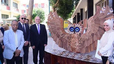 جداريات ومعجنات صحية.. رئيس جامعة سوهاج في معرض مشاريع تخرج كلية التربية النوع