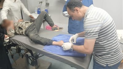 لعدم تواجد أطباء.. وكيل صحة الشرقية يجري خياطة جراحية لطفل وينفذ جزاءا