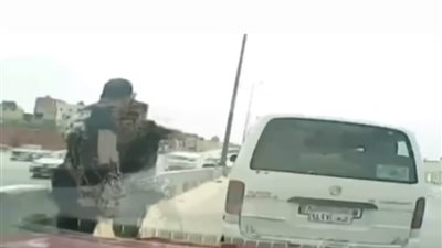 الأمن يفحص فيديو لسائق ميكروباص يتعدى على صاحب سيارة ملاكى بسلاح أبيض 