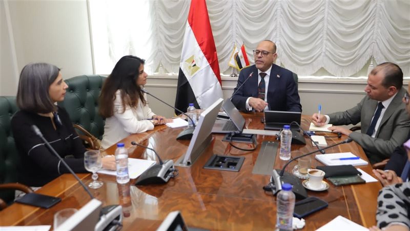 وزير العمل في اجتماع