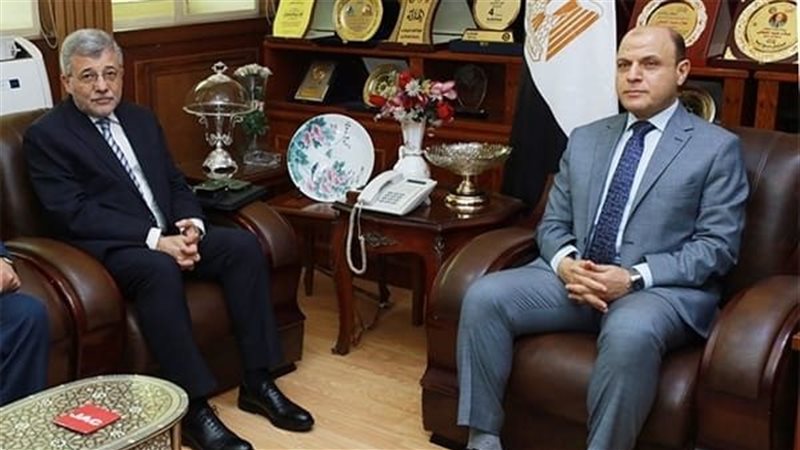 لقاء موسع بين محافظ