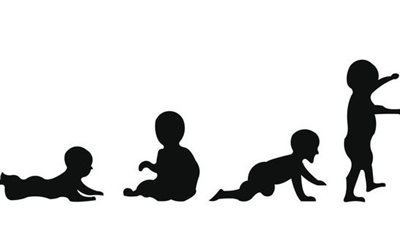 مراحل تطور الطفل في السنة الأولى: دليل الأمهات والآباء خطوة بخطوة