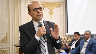 رئيس جامعة أسيوط يناقش موازنة التعليم والمستشفيات الجامعية عن العام المقبل