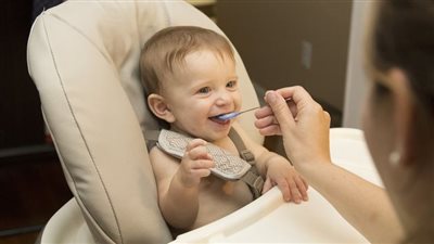 جدول تغذية الرضع في عامهم الأول .. من الولادة حتي اكتمال السنة 