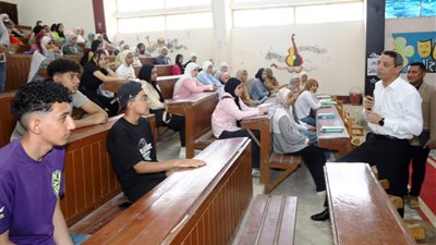 «معًا نتعلم.. معًا ننجح».. محافظ السويس يزور مجموعات التقوية المجانية للطلاب 
