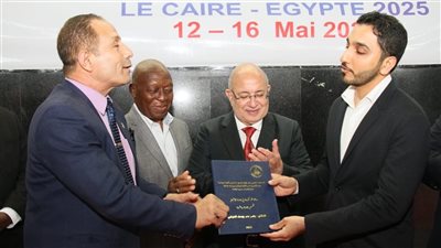 رئيس اتحاد الدراجات يكرم رموز اللعبة على هامش البطولة الأفريقية للمضمار