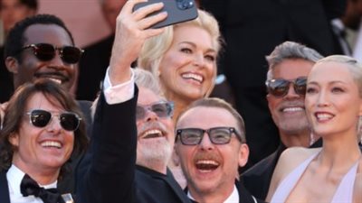 توم كروز مع أبطال فيلمه Mission Impossible 8 على مسرح جراند لوميير |صور