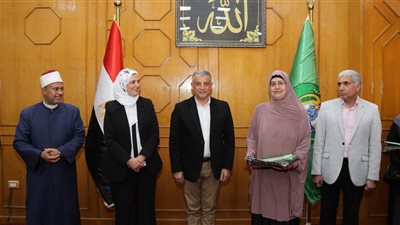 محافظ الإسماعيلية يُسلم تأشيرات الحج للجمعيات الأهلية للعام الجاري |صور