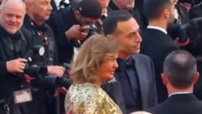 بفستان ذهبي .. إطلاله مميزة للنجمة يسرا على ريد كاربت فيلم Mission Impossible