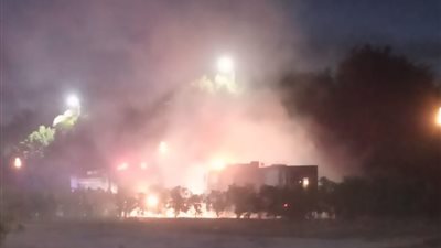 نشوب حريق هائل في الستارة الشجرية بطريق أخميم- سوهاج |صور