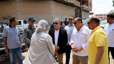 محافظ الإسماعيلية يتابع إزالة لثلاثة أدوار مخالفة بأحد العقارات