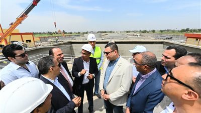 وزير الإسكان ومحافظ الشرقية يتفقدان مشروع صرف صحي سنهوا بمنيا القمح 