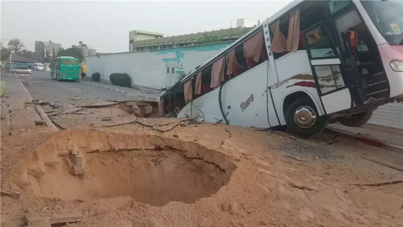 آثار قصف المستشفى