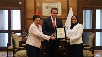 الصحة تكرم الطبيبة «تغريد معروف» بعد إنقاذها حياة طفلة تعرضت لحمل مبكر 