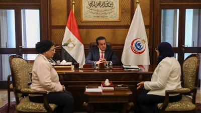 وزير الصحة يكرم الدكتورة تغريد معروف رئيسة قسم النساء والتوليد بمستشفى المنيرة