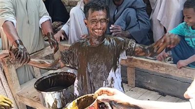 يستحمى في طشت الحنه.. أغرب عادات وتقاليد جنوب الصعيد في ليلة الحنة