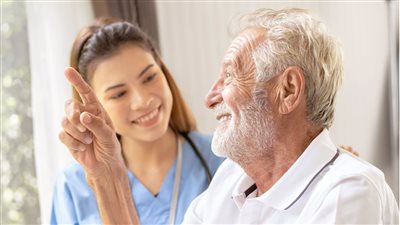 الجلوس الطويل قد يسرّع انكماش الدماغ ويزيد خطر الإصابة بألزهايمر 