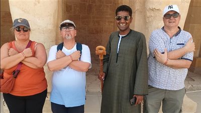 السياح بيطلبوه بالاسم.. منتصر القناوي أول مرشد سياحي بجلابية وعصاية |فيديو