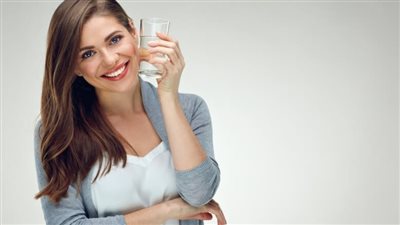 اكتشفي فوائد شرب الماء للبشرة وتأثيره السحري على إشراقك