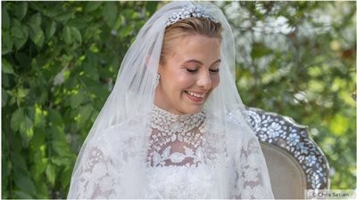 ابنة أخت الملكة رانيا تتألق بـ فستان زفاف ملكي من الدانتيل الشفاف