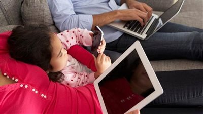منها زيادة الوزن .. تأثير التكنولوجيا واستخدامها على الأطفال وسلوكهم