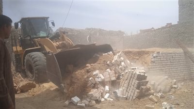 إزالة 15 حالة تعدي داخل وخارج الحيز العمراني بقرية دمشقين بالفيوم |صور