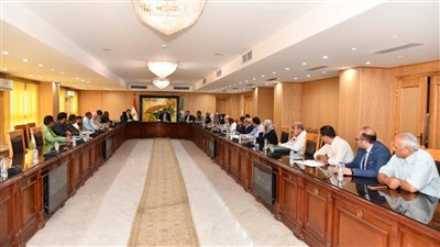 محافظ الفيوم يتابع موقف ملفي التصالح وأراضى الدولة المستردة