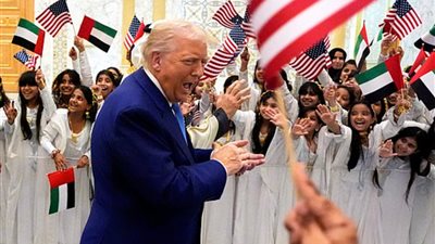 ترامب يُشيد برقصة «العيالة» قبل حفل العشاء الرسمي في أبوظبي 