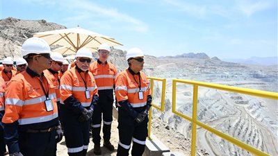 من أعلى قمة الجبل.. رئيس الحكومة يطلع على نظام التحكم والمراقبة بمنجم السكري